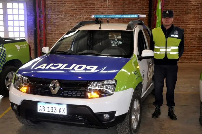 Policia de Chacabuco y uno de los moviles para la ciudad