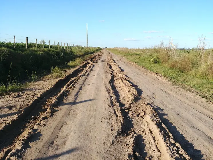 Camino-rural-en-cercanias-de-Naon-deja-en-evidencia-cuan-bajo-esta-en-comparacion-con-el-lote