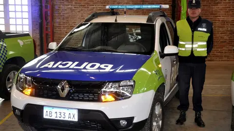Policia de Chacabuco y uno de los moviles para la ciudad