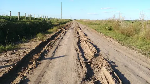 Camino-rural-en-cercanias-de-Naon-deja-en-evidencia-cuan-bajo-esta-en-comparacion-con-el-lote