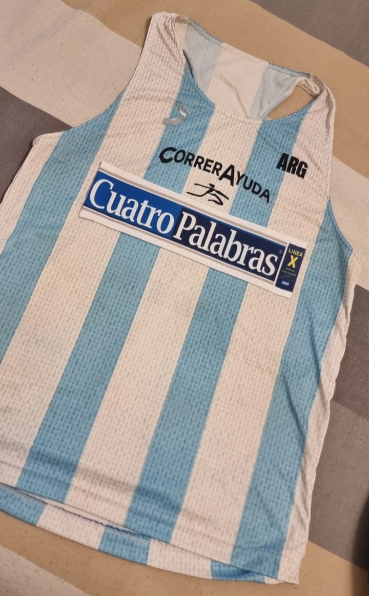 La remera que utilizará Lucas, con auspicio de Cuatro Palabras
